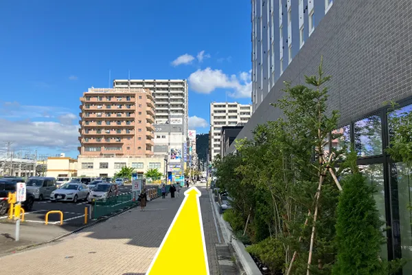 左手に駐車場が見えてくるので、さらに真っ直ぐ進みます。
