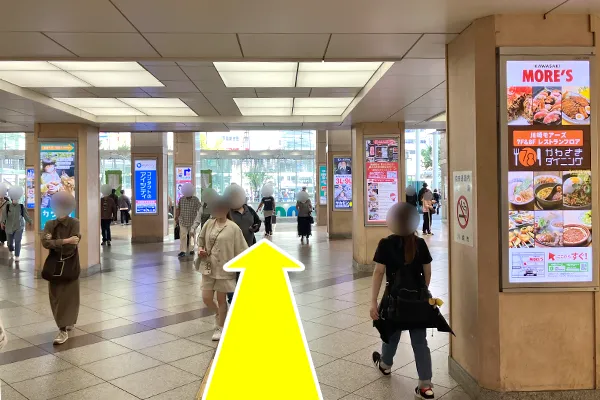 JR川崎駅中央東口出口を抜け、外に出ます。