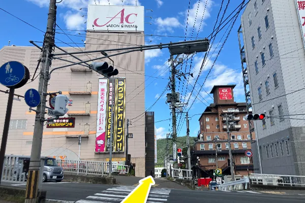 正面に｢ダイユーエイトMAX福島店｣が見える横断歩道を渡ります。