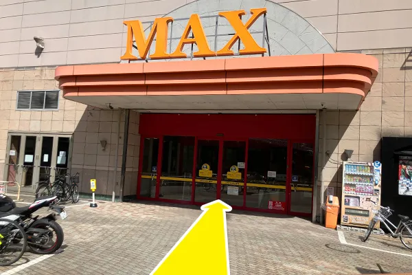横断歩道を渡ると左側に玄関がございますので入店します。