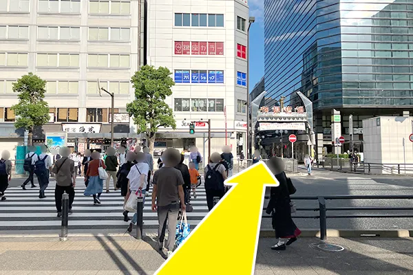 横断歩道を渡り、仲見世通に入ります。