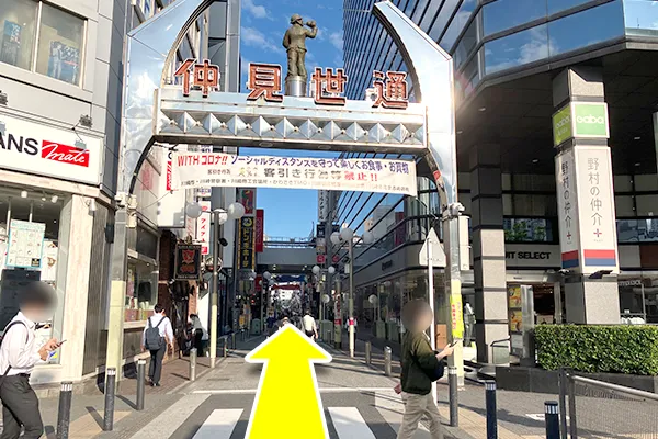 横断歩道を渡り、仲見世通に入ります。
