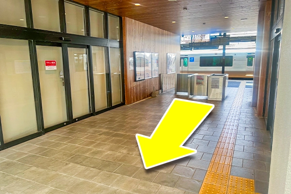 延岡駅のホームを出ます。