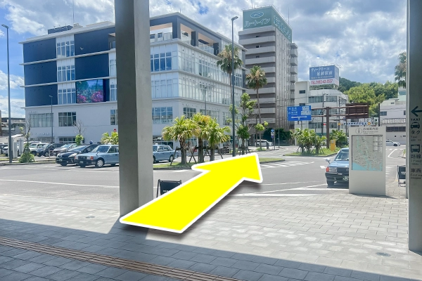 駅を出たら70m程直進し延岡駅前交差点まで進みます。