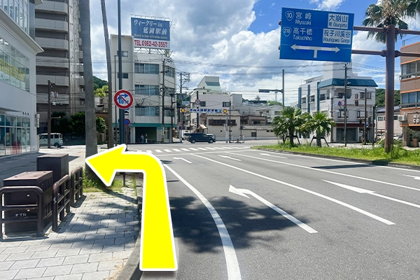 延岡駅前交差点を左折します。