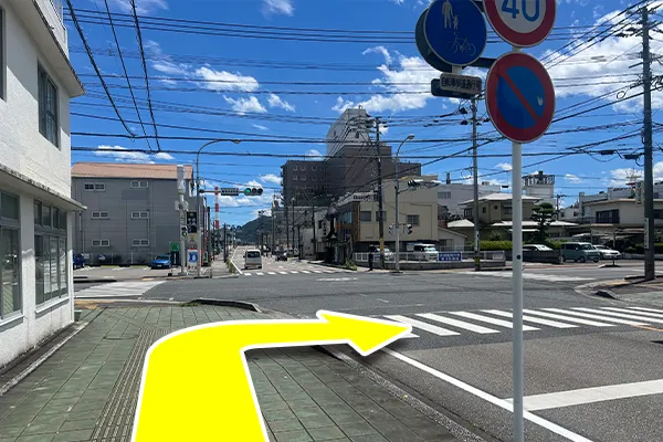 その後500m程直進し、瀬之口交差点を右折します。