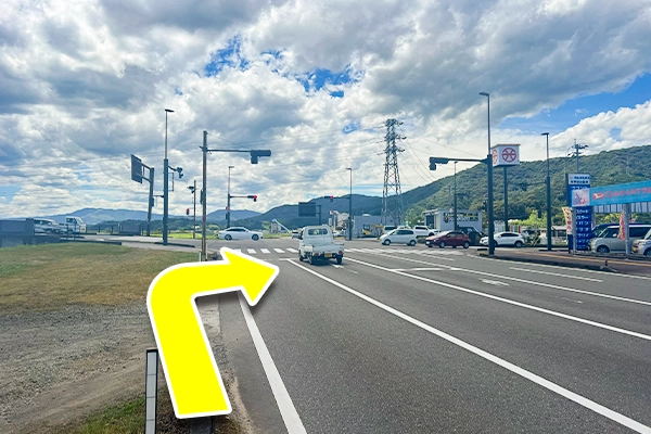 1500m程直進し、県道16号線との交差点を右折します。