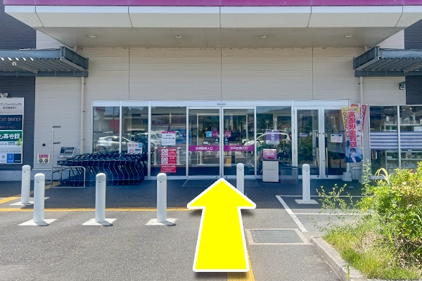 衣料品側入口から店内に入ります。