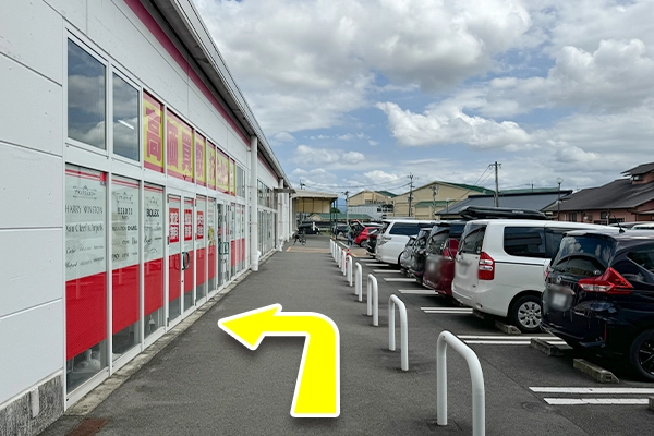 左手に『おたからやショッピングモールさくらの森店』がございます。
