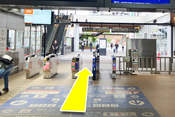 和歌山市駅の改札を出てまっすぐ進んでください。
