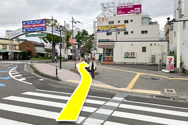 横断歩道が見えますので渡ってまっすぐ進みます。