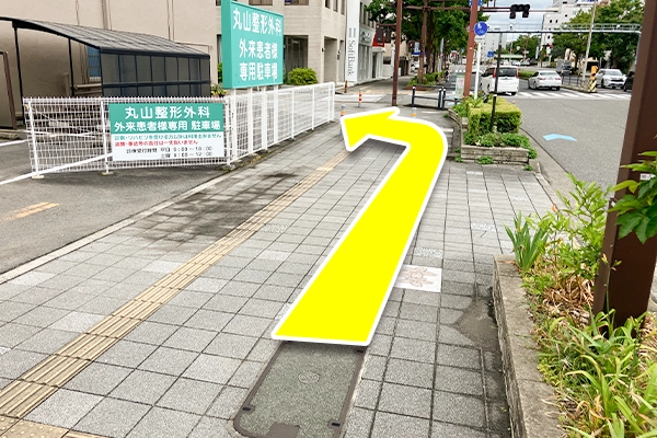 歩道橋を降りたら左に曲がります。
