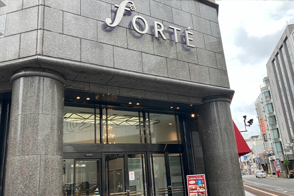 真っ直ぐ進んでいくとフォルテワジマが見えるので、自動ドアから入店してください。