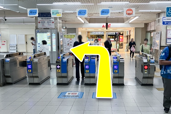 「住道駅」改札を出てすぐ左へ進みます。