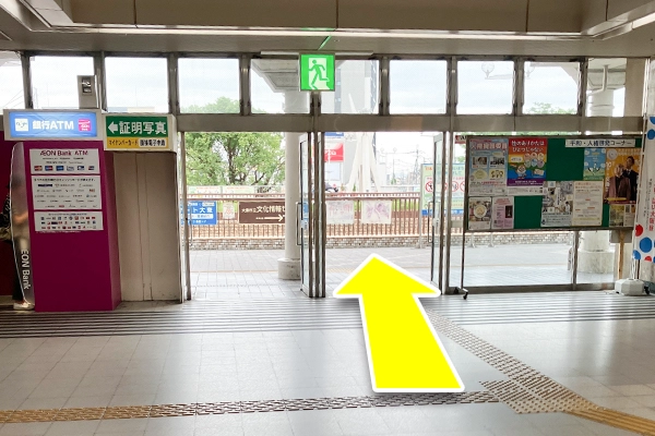 真っ直ぐ進み、駅前広場へ出ます。