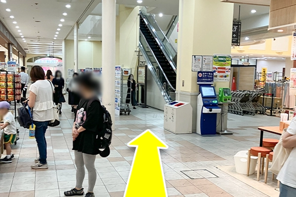 中央エスカレーターで3階まで上がります。
