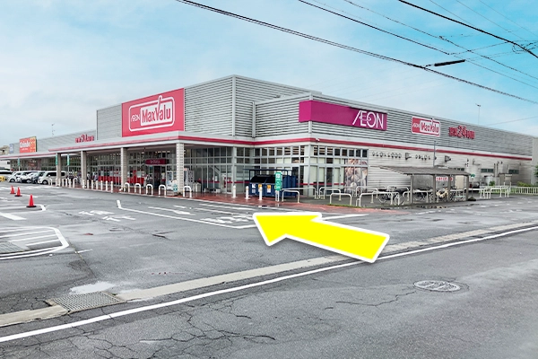 道路向かい側に『マックスバリュ生桑店』がございます。