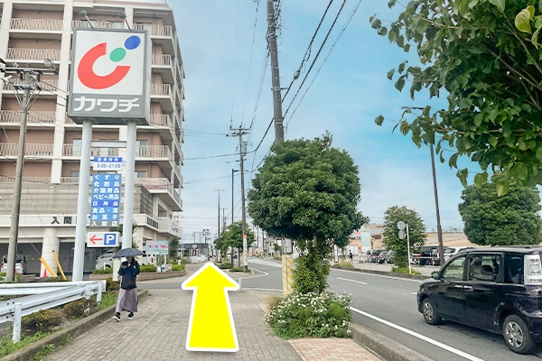 左手の『カワチ』を通り過ぎて更に直進します。