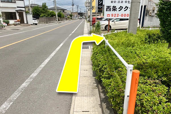 バスを降りたらタクシー会社の看板が左側に見えるので、その前の通路を右に曲がります。
