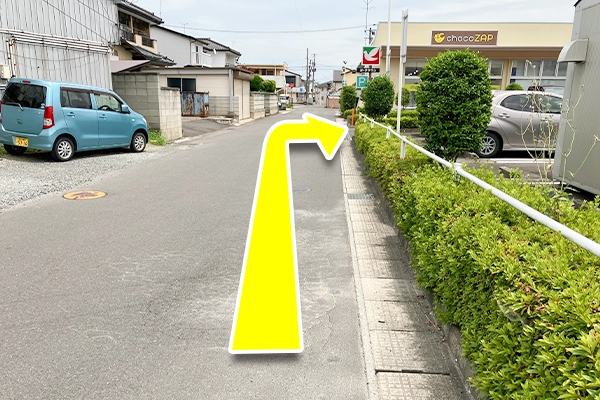 右に曲がった後、真っ直ぐ進むとヨークタウンの歩行者入り口があります。