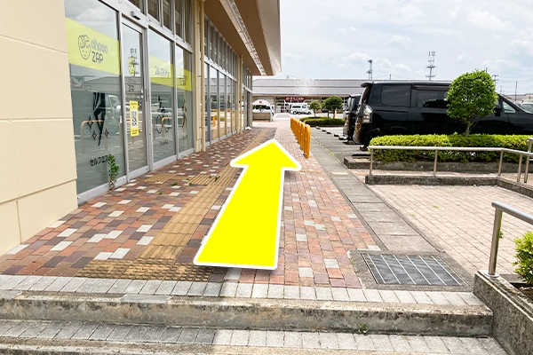 歩行者用通路をまっすぐ進みます。