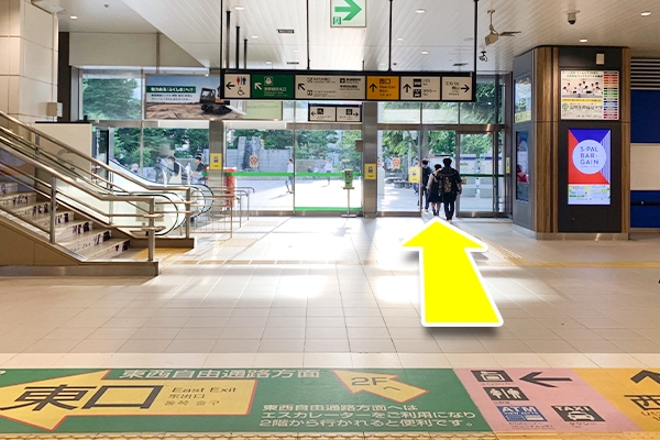  西口から駅を出て真っ直ぐ進みます。