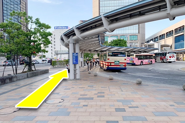 このバスロータリーの２番乗り場から「旧国道経由東山霊園」行または「 蓬田」行に乗車します。
