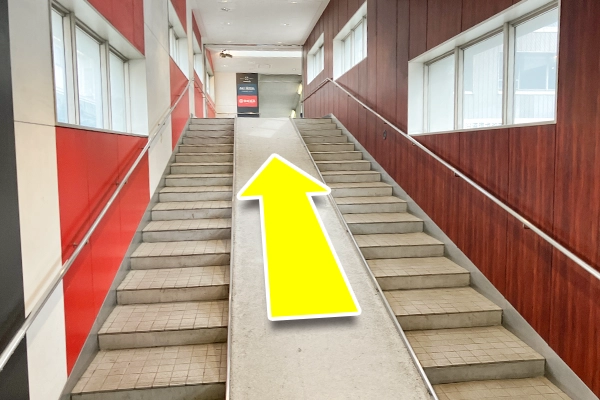 道なりに階段をのぼります。