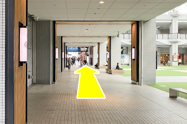 まっすぐ進むと左手にベイタワーイーストの入口がございます。