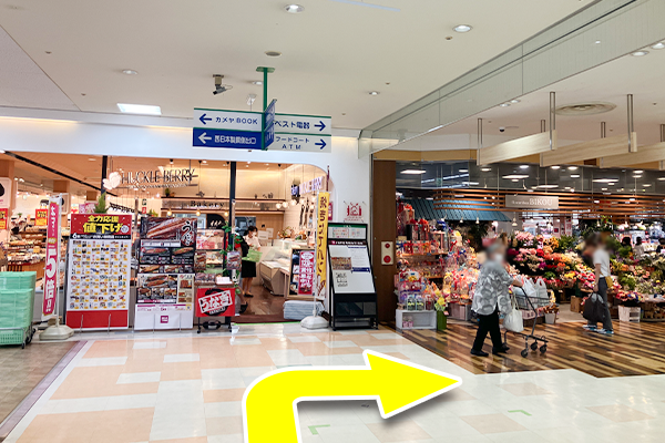 入店したら突き当たりまで進み、右に曲がります。