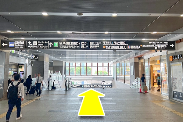 岡山駅の改札を出て東口へ進み1階に行き、左に進みます。