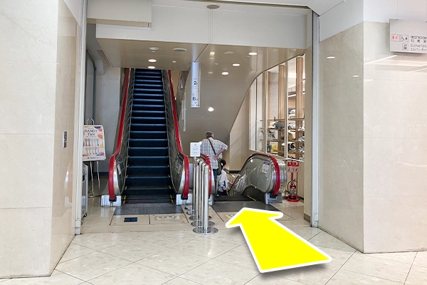 直進して頂くと、エスカレーターがごさいますのでエスカレーターを下ります。