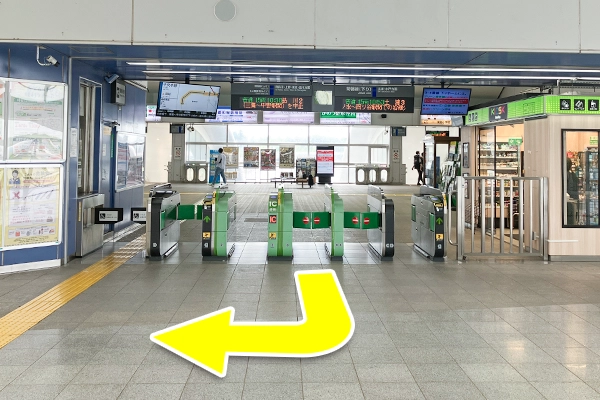 ひたち野うしく駅「東口改札」を出て右に曲がります。