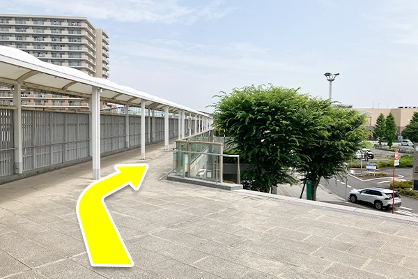 突き当たりまでまっすぐ進みます。