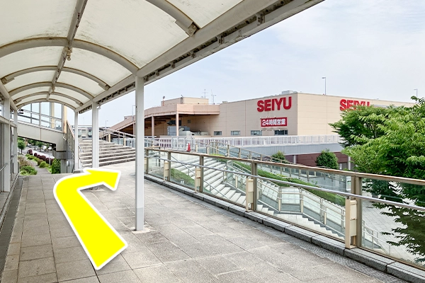 「SEIYU」が見えてきたら1番奥の渡り通路まで進みます。