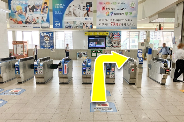 南草津駅改札を出て東口方面へ右に曲がります。