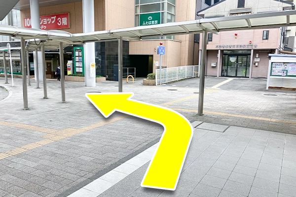 エスカレーター降りたら道沿いに沿って左に歩いていきます。
