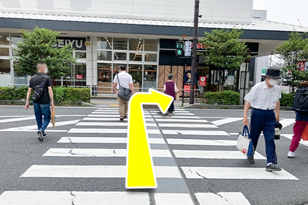 横断歩道が見えてきますので渡ります。
