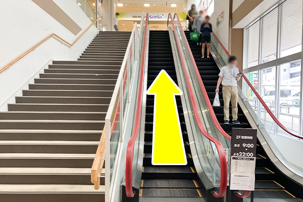建物沿いに沿って右側に歩いていくと、駐車場側の西友の入り口が見えますので入ってすぐの右側のエスカレーターを登ります。