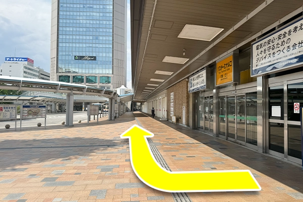 バスターミナル口を出て右に曲がります。バスターミナルに沿って進みます。MOLTIを右手にし交差点まで進みます。