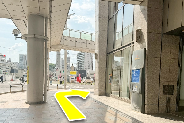 交差点を渡らず右に曲がり、道沿いにまっすぐ進みます。
