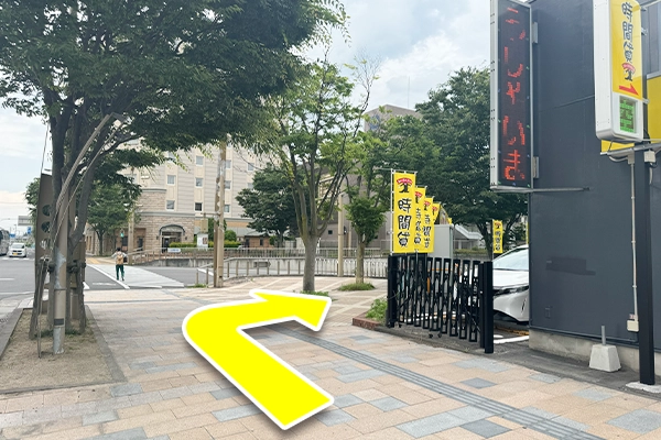 真っ直ぐ進むと「ファーストパーク時間貸」のパーキングが見えてくるので右折します。