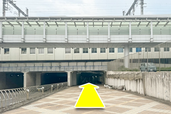 アンダーパスをまっすぐ進んで行きます。
