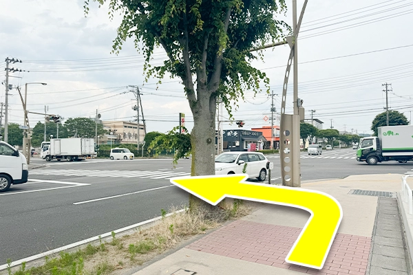 アンダーパスを抜けて中古車販売店・エネオスなどがある交差点まで進みます。そこを左折します。