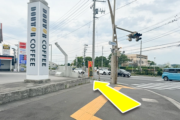 横断歩道を渡り、エネオス・ドトールを左手に真っ直ぐ進みます。