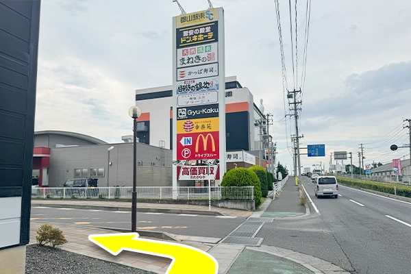 郡山駅東ショッピングセンターの看板が見えたら左折します。