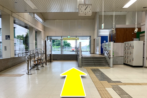 地下鉄黒松駅の正面出口改札を出ます。