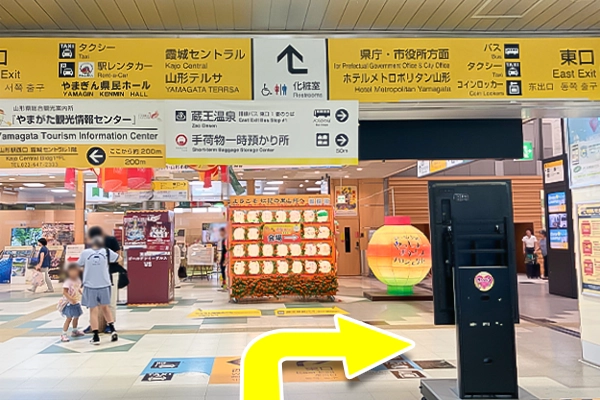 改札を出て東口方面に進みます。