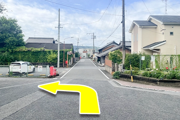 駅を出てすぐ左に進みます。