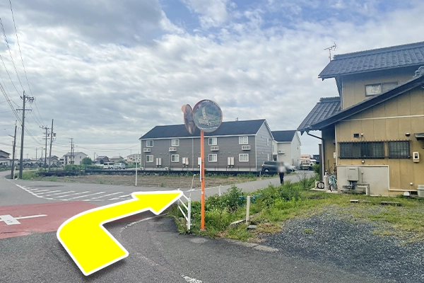 十字路を右に進みます。
